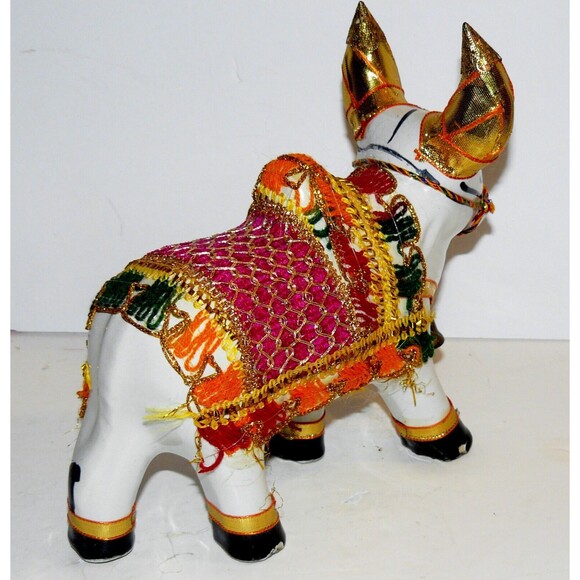 The Handsome Bull Showpiece Indian Folk Art Culturally Dressed - Picture 4 of 6